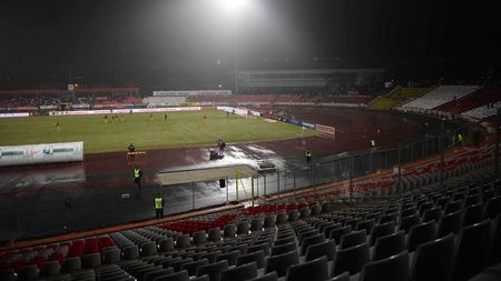 "E penibil!" În ce condiții se va juca Dinamo - Steaua: "Gazonul e pe jumătate ars". Ce echipă va fi dezavantajată de starea terenului?