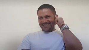 Dan Petrescu, la fel ca Alex Ferguson. „Trebuia să te ascunzi de vreo sticlă sau de vreo gheată”. Sorin Frunză, „criză de râs”, în direct, când a fost întrebat de antrenorul CFR-ului | EXCLUSIV VIDEO ProSport Live