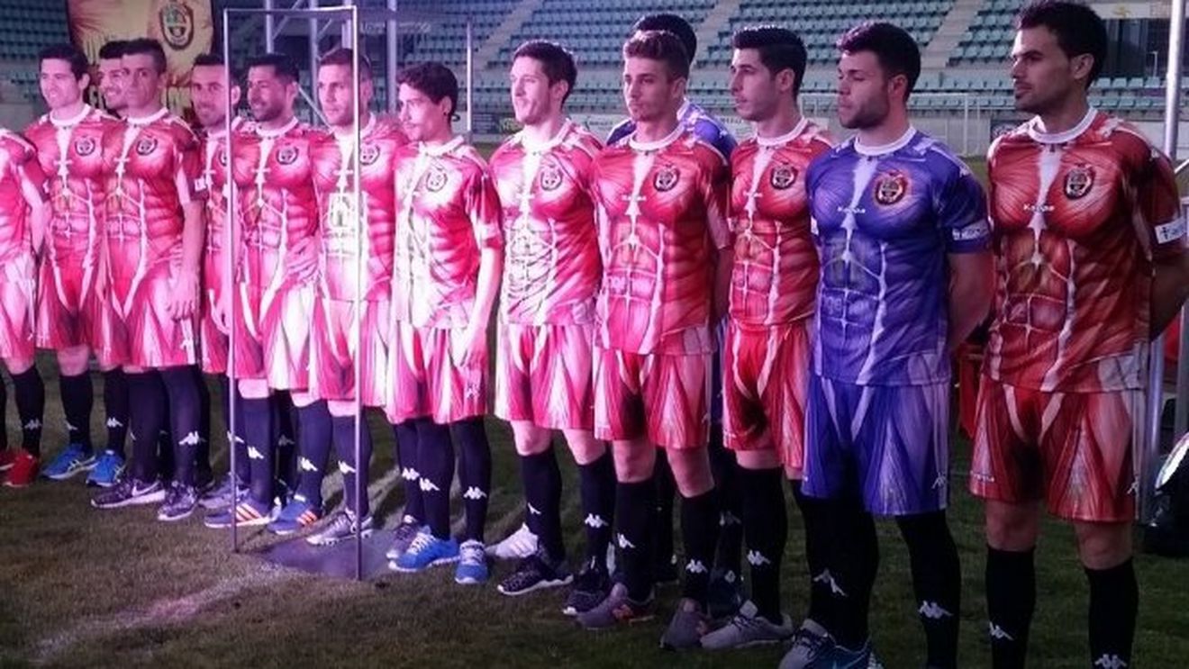 Fotbal "la pielea goală". O echipă din liga a IV-a spaniolă șochează printr-un echipament inedit