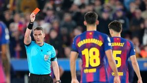 SCANDAL imens cu Istvan Kovacs în Barcelona - Atletico! N-a dat roșu și a fost chemat la VAR, apoi a schimbat decizia!