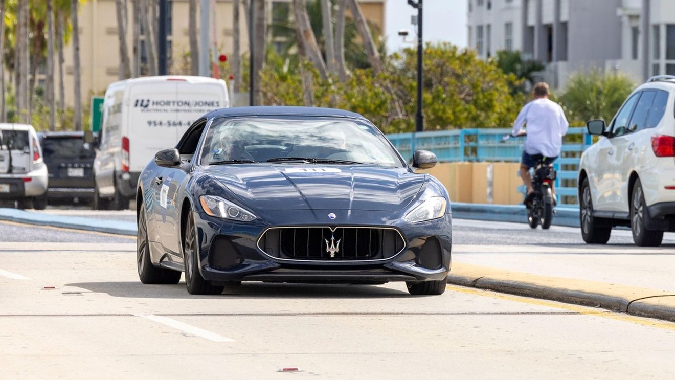 Un Maserati a fost oprit pentru o viteză de 200 km/h. Șoferul a dat vina pe socrul său de 90 de ani