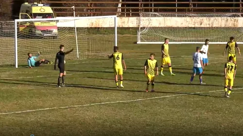 VIDEO | Material de studiu pentru arbitri! ”Centralul” Arthur Răcoare a avut nevoie de ajutorul ambilor asistenți pentru a anula un gol marcat incorect din penalty. Pompiliu Stoica i-a atras atenția că nu știe regulamentul