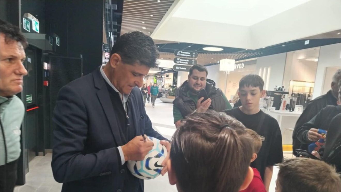 Miodrag Belodedici și Marius Niculae, asaltați de suporteri la Iași. „Belo”, nostalgic după anii de glorie ai fotbalului românesc: „Nu știu dacă vom mai trăi acele vremuri, va fi foarte greu”