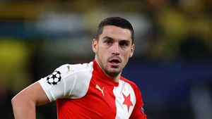 Scandal de amploare în Cehia, după ce Nicolae Stanciu a ajuns la un pas de transferul în China: „A fost și va rămâne mereu doar un mercenar! Joacă fotbal doar pentru bani!”. Răspunsul internaționalului nostru: „Nu spuneți rahaturi!”