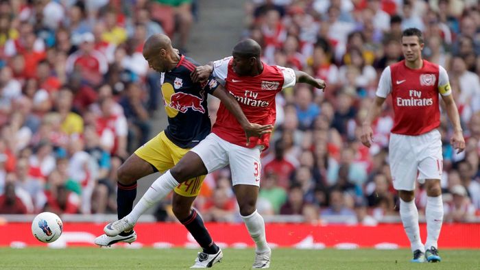 Fotbalistul promovat de Arsene Wenger la prima echipă a lui Arsenal acuză că a fost jefuit de o româncă! Suma este amețitoare