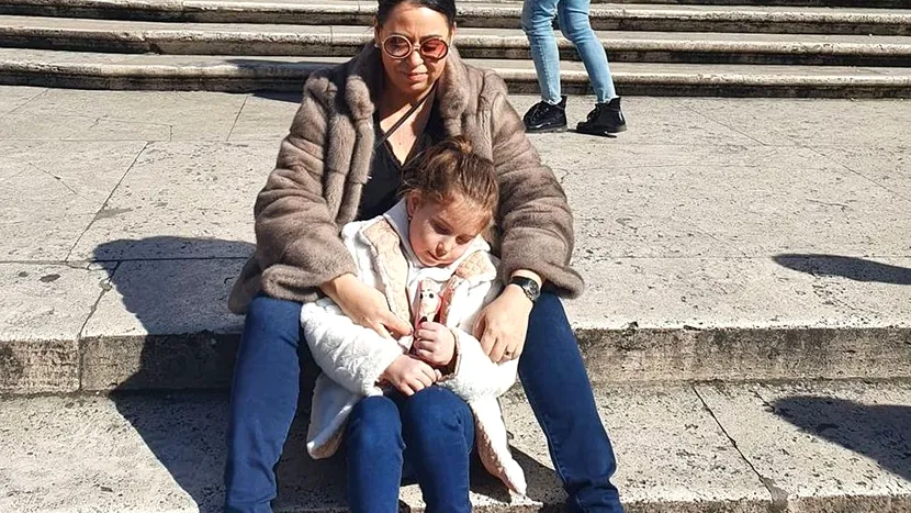 Primele imagini cu Oana Roman în Italia, țară care se confruntă cu coronavirus! Vedeta a plecat în vacanță alături de fiica și soțul ei FOTO