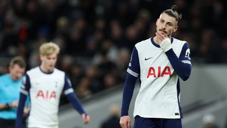 Se cam termină minutele la Tottenham pentru Radu Drăgușin. Britanicii au făcut anunțul despre Micky van de Ven și Cristian Romero