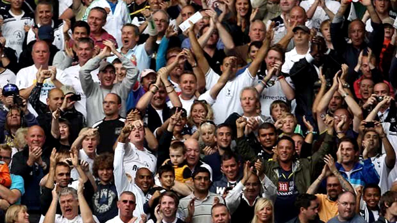 Gest lipsit de respect al fanilor lui Tottenham: au batjocorit statuia lui Thierry Henry - FOTO