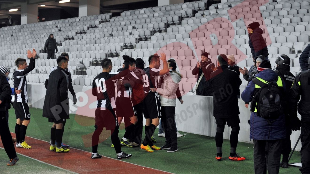 FOTO: Moment impresionant pe Cluj Arena. Fanii au coborât din tribune și i-au îmbrățișat pe jucători, după victoria în fața Oțelului