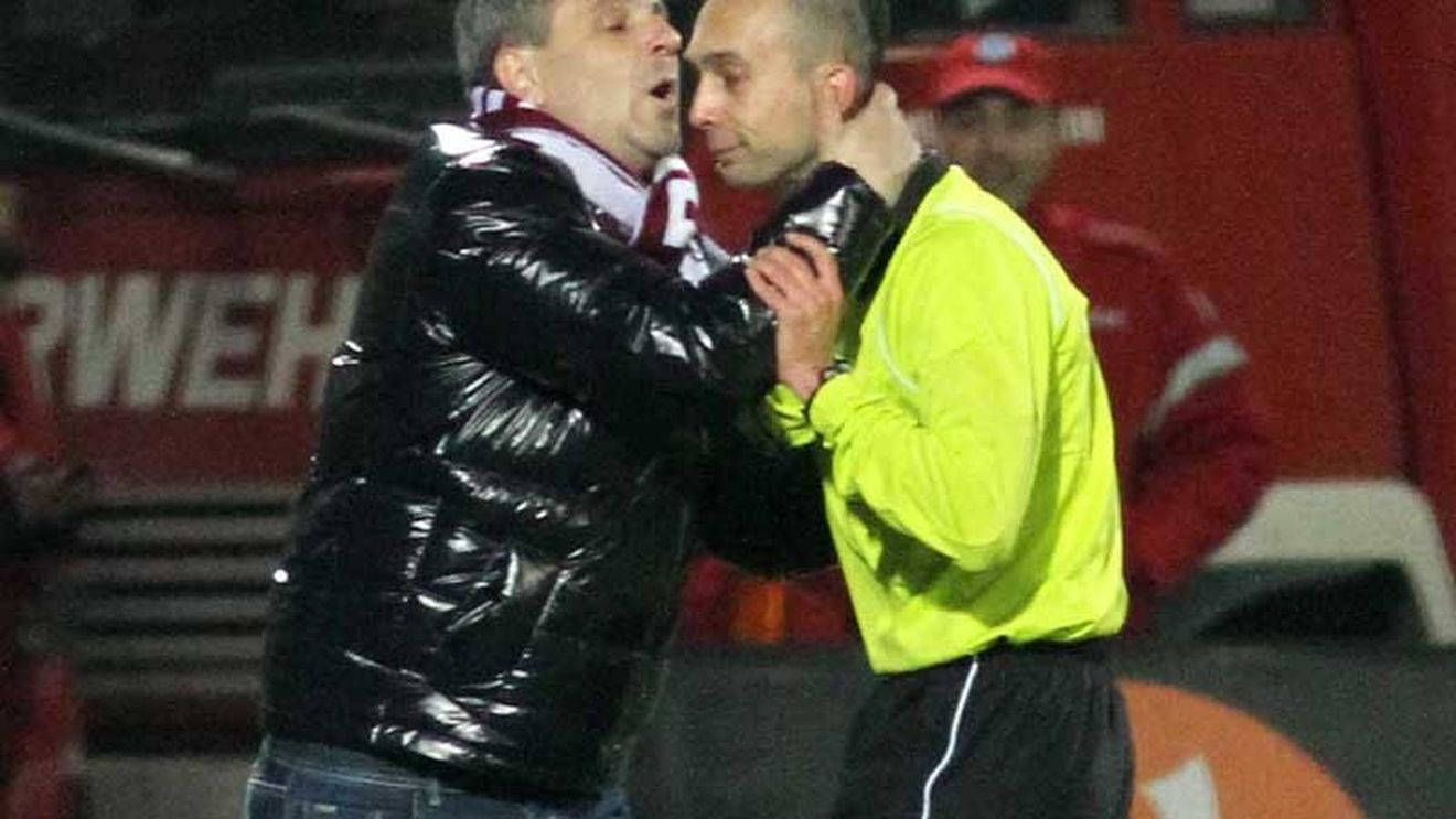 Asta e cea mai TARE fază cu Șumudică!** L-a pupat "cu foc" pe Teo Crăciunescu, iar apoi s-a întâlnit din nou cu el la un meci: REPLICA a fost de SENZAȚIE :)