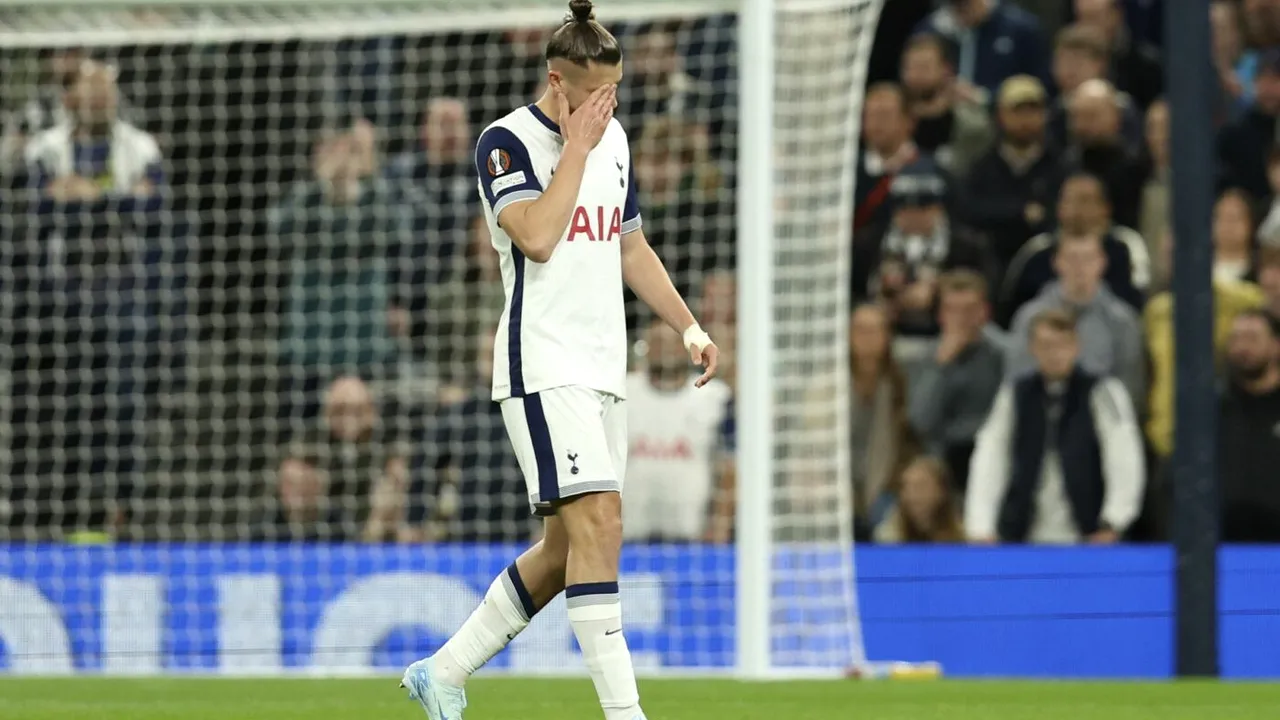 Presa din Anglia nu l-a iertat pe Radu Drăguşin şi a dat verdictul dur, după ce românul a fost eliminat în minutul 8 al meciului Tottenham - Qarabag