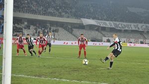 Experimentatul Giurgiu, blocat de norocosul Brănescu: "Am văzut un penalty al Universității la TV și m-am gândit să sar în aceeași parte"