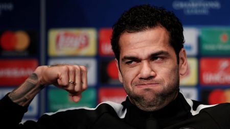 Dani Alves revine după controversa iscată de afirmațiile sale după moartea lui Astori: "Trăim într-o lume în care trebuie să fim ipocriți pentru a fi apreciați"