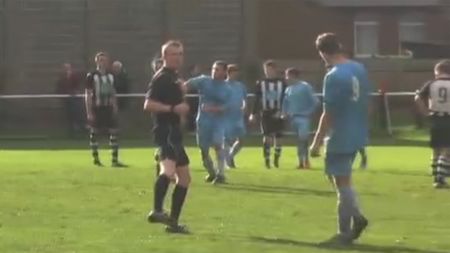 VIDEO - Gest incredibil de violent pe un teren de fotbal! Cum a scăpat agresorul de eliminare