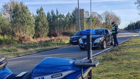 Polițiștii de la rutieră au rămas mască atunci când au văzut cum o Tesla le-a dat radarul peste cap cu 208 km/h. Ce au făcut pe loc