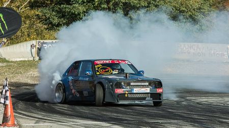 VIDEO | "Ce pedală apăs cel mai des cu piciorul!?". Interviu-fulger cu Vlad Stănescu, pilot de drift. Cel mai important sfat pentru cei care vor să-și pună mașina "de-a latu'", câți bani investește pe etapă, mașina din vis și câte seturi de cauciucuri schimbă pe an 