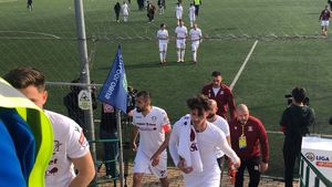 Jucătorii Rapidului au sărbătorit împreună cu fanii echipei după calificarea în play-off-ul Ligii 2 | VIDEO