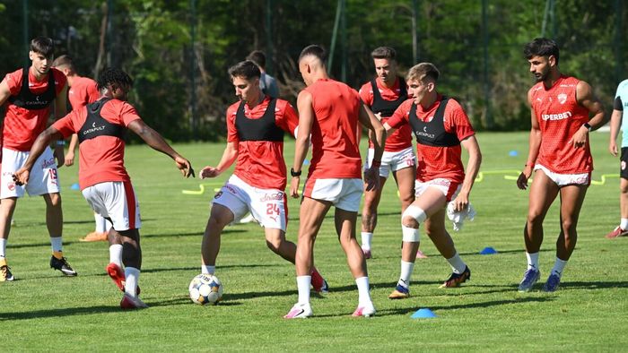 Doi fotbaliști, OUT de la Dinamo dintr-un foc! Clubul le-a reziliat contractele