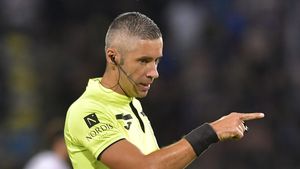 CFR Cluj, avantajată de arbitrul Radu Petrescu în meciul cu FCSB? Fază controversată: toată echipa lui Gigi Becali a țipat „penalty” către central, dar acesta a lăsat jocul să continue! A fost sau nu?