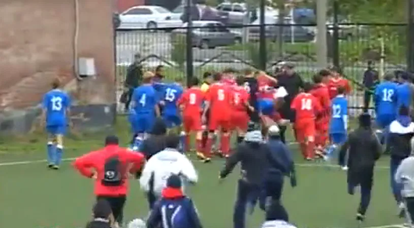 VIDEO Câtă URĂ‚ la un meci între copii!** O bătaie cum n-ai mai văzut pe un teren de fotbal! Fanii au sărit să 'ajute':