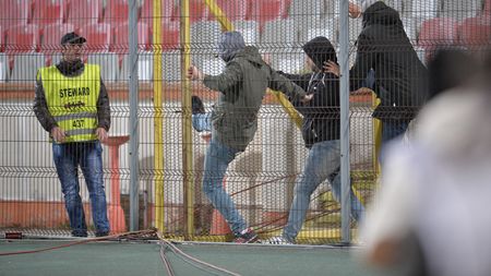 Ultrașii din PCH nu au mai suportat umilința! GALERIE FOTO | Gestul extrem al fanilor, în timpul meciului cu Viitorul. Ce au făcut înainte ca jandarmii să intervină