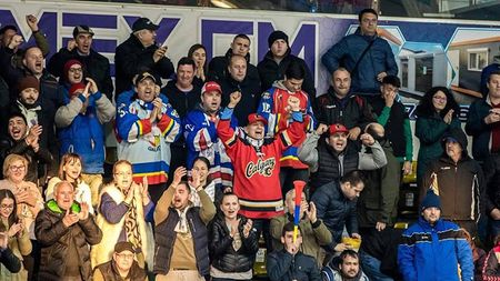 REVOLTĂ‚TOR | Președintele hocheiștilor de la Corona Brașov și, totodată, vicepreședinte al FRH, gesturi obscene către 2.500 de spectatori la finala Campionatului Național | FOTO