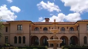 Şi-a scos conacul la vânzare cu 16,5 milioane de dolari. Are 6 dormitoare, 5 băi şi 8 piscine
