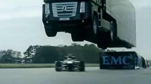 VIDEO | Cel mai tare moment de la „epic split”. Ce poți face cu un camion de Formula 1. Un TIR „zboară” peste un bolid aflat în mișcare
