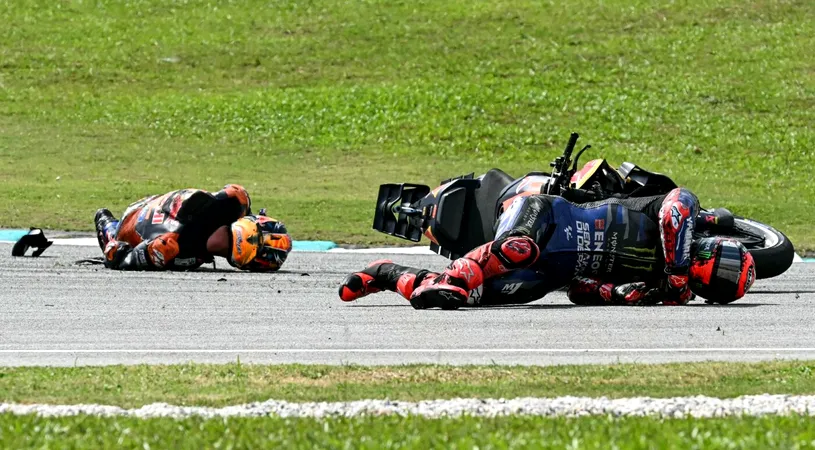 Accident șocant în timpul unei curse de MotoGP! Care este starea piloților. FOTO