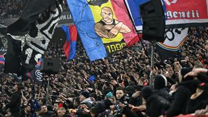 Ce n-ai văzut la TV în meciul FCSB - Manchester United 0-2, din Europa League. Momentul inedit în care englezii au aplaudat galeria roș-albaștrilor. SPECIAL