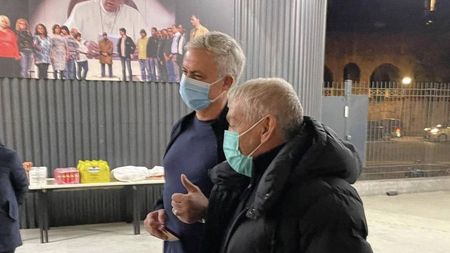 Jose Mourinho, gest extraordinar înainte de Revelion! Portughezul a luat cina cu nevoiașii din Roma și a împărțit cadouri | FOTO