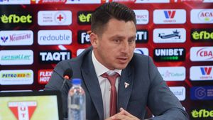 Ilie Poenaru, prezentat oficial la UTA! Antrenorul a confirmat încă două transferuri