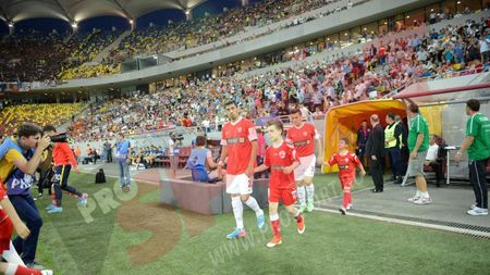 Becali a făcut baie de mulțime la derby și a coborât printre dinamoviști!** FOTO Cum a fost primit de fanii "câinilor"