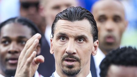 ”Să fie fericit că nu am fost eu”. Ibrahimovic l-a făcut ”praf” în direct, apoi și-a anunțat retragerea: ”Prima și ultima dată”