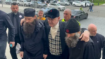 Imaginea serii la FCSB – CFR Cluj e cu Gigi Becali și călugării care l-au ajutat să ia titlul: „Ei sunt frații mei pe care-i iubesc!” VIDEO