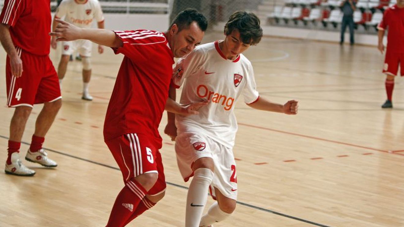 FOTO | Fanii echipei Dinamo au organizat un meci demonstrativ cu scopuri caritabile. Florentin Petre și-a învins fiul, pe Patrick. Kiriță: "Pe ăsta al lui Petre l-am controlat puțin la glezne"