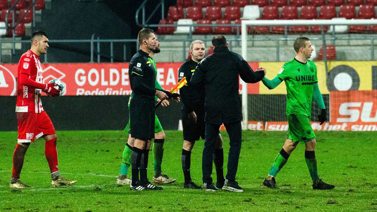 E ”război” la Arad pe tema gazonului pe care joacă UTA. Primarul Bibarț nu-l vede chiar atât de rău, suporterii se oferă să-l înlocuiască!