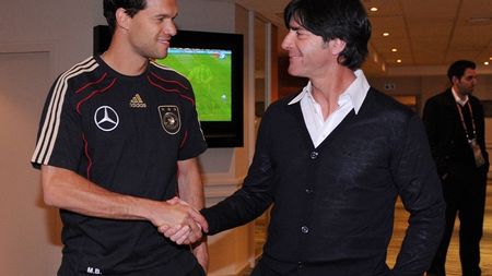 Low:** "Ballack face parte în continuare din planurile mele"