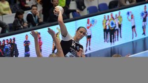 "Bianca Bazaliu are un braț senzațional, e singura jucătoare din lume care poate să dea gol de la 12 metri fără probleme". Adrian Vasile, antrenorul secund al CSMB, a povestit detalii inedite din vestiarul campioanei, de la partida cu Ferencvaros | ProSport LIVE 