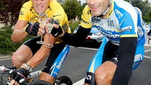 Armstrong va reveni pe bicicletă într-o probă de triatlon