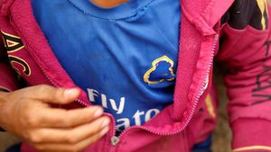 Când furia teroriștilor se răsfrânge asupra copiilor. Un puști irakian, forțat de membrii ISIS să-și taie sigla clubului Real Madrid de pe tricou