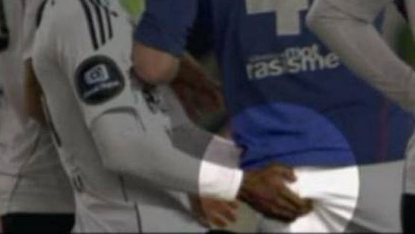 VIDEO** Cum să-ți scoți adversarul din minți? Îl strângi de testicule :)! Vezi reacția "victimei"!