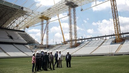 Campionii problemelor. Construcția arenei pe care va debuta Cupa Mondială a fost sistată