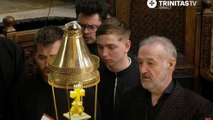 Imagini colosale cu Gigi Becali, în genunchi, în timpul slujbei „Denia celor 12 Evanghelii”