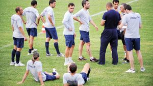 De la Maybach la Dacia! Reportaj de la noua echipă a lui Dică și Neaga! Primaru', pe post de Becali:** "Ne amendează dacă nu ne antrenăm serios" :)