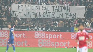 Războiul bannerelor la Dinamo - CSA Steaua! Ultrașii celor două formații și-au aruncat mesaje grele pe Arena Națională: „De la Gigi sau Talpan tot mai pică... câte-un ban””