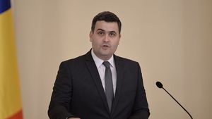 Ministrul Apărării Naționale a recunoscut cu ce echipă de fotbal simpatizează. Cum a trăit Campionatul Mondial din 1994 și pasiunea mai puțin cunoscută: "Soția mereu îmi spune să am grijă, am trei copii acasă" | EXCLUSIV 