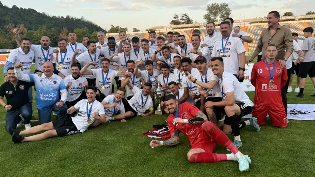 Gloria Bistrița Năsăud, promovare în Liga 2 după un meci ca un roller coaster! A învins dramatic SCM Râmnicu Vâlcea, iar Cristian Pustai le-a promis jucătorilor ”cântece și poezii”. Impresiile profesorului și ale atacantului Azdren Llullaku