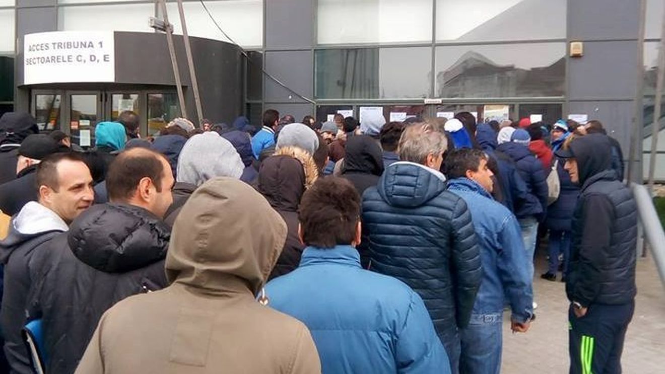 FOTO | Oltenii s-au înghesuit să prindă bilete la primul meci pe noul "Ion Oblemenco". Prețul tichetelor și unde poate fi urmărită partida la TV