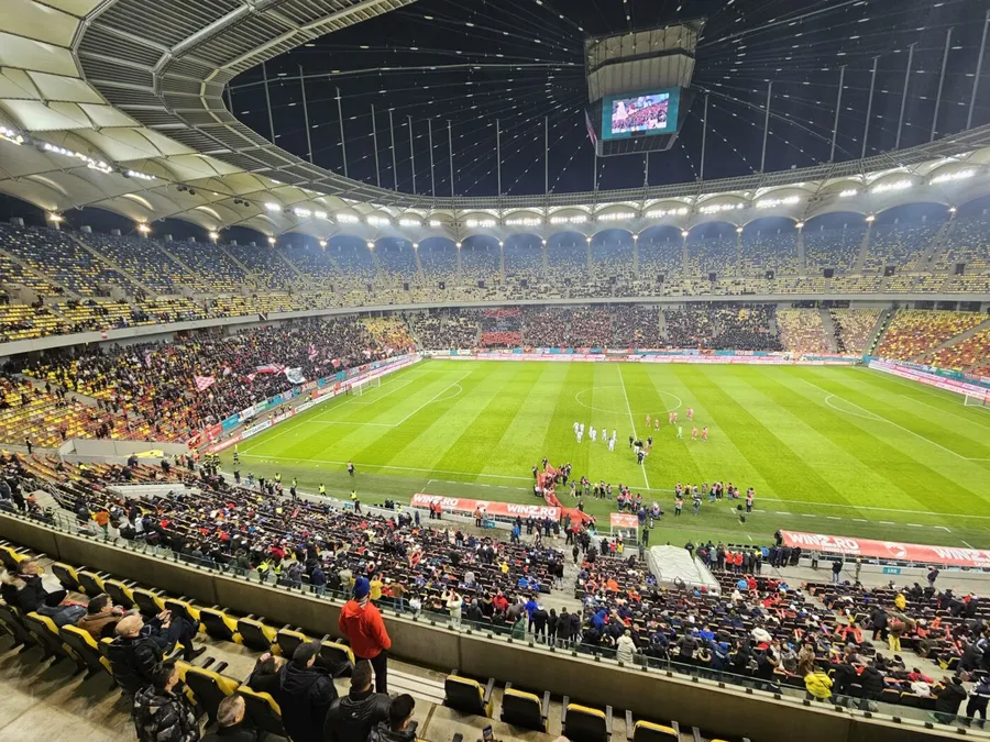 Imagine captată la intrarea echipelor pe gazon 